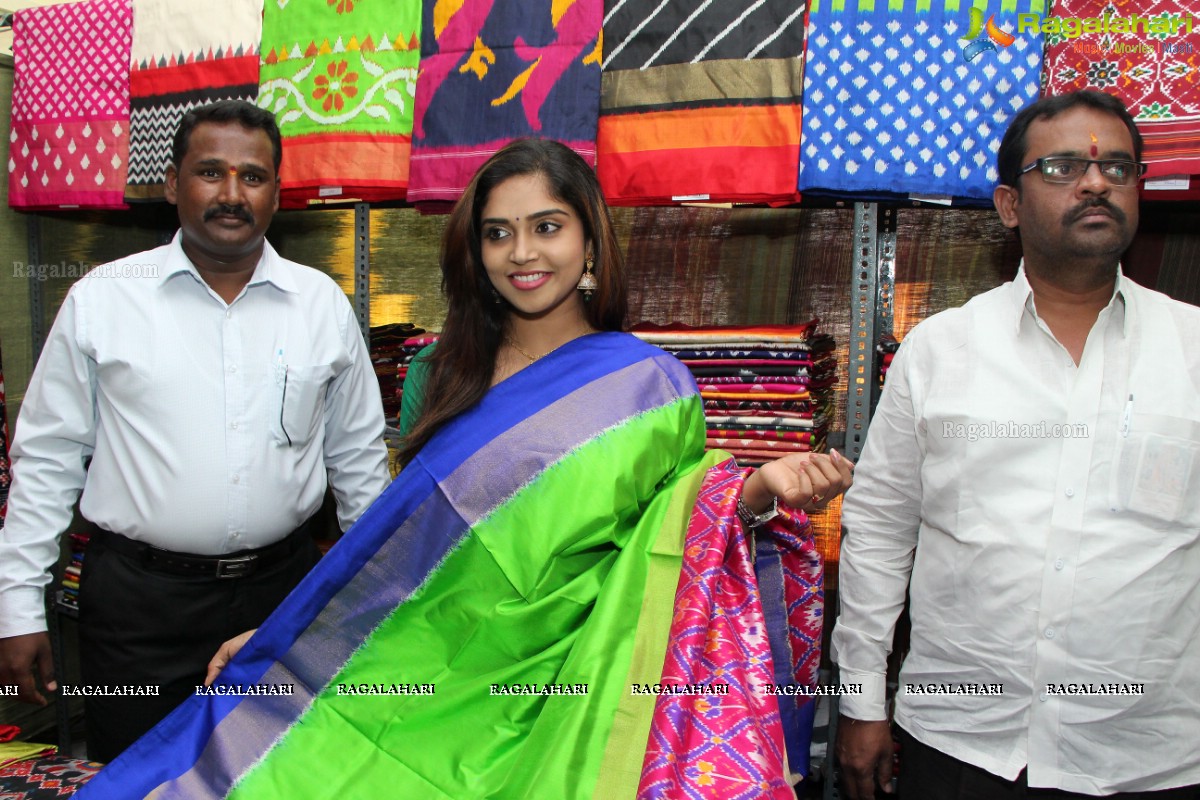 Karunya and Socialite Bina Mehta launches Pochampally IKAT Art Mela at Y.W.C.A, Secunderabad