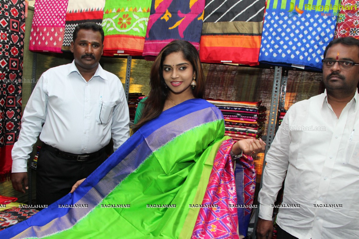 Karunya and Socialite Bina Mehta launches Pochampally IKAT Art Mela at Y.W.C.A, Secunderabad