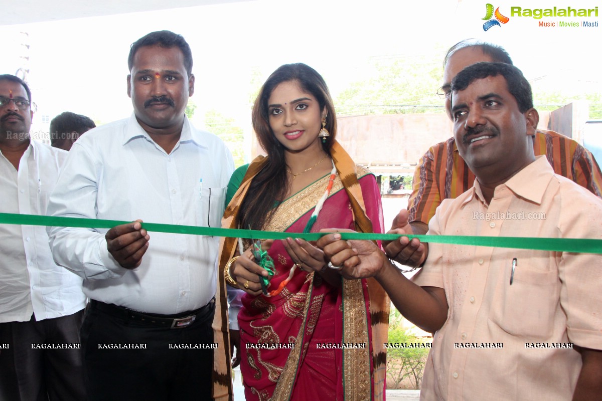 Karunya and Socialite Bina Mehta launches Pochampally IKAT Art Mela at Y.W.C.A, Secunderabad