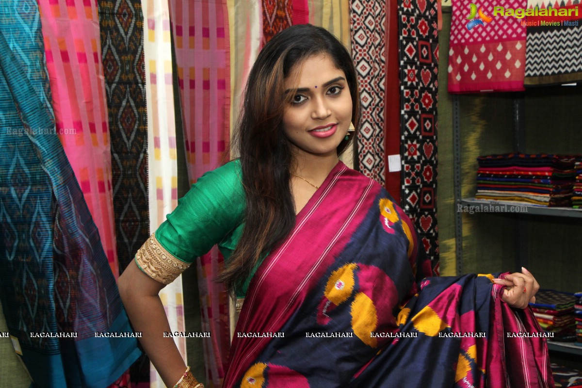 Karunya and Socialite Bina Mehta launches Pochampally IKAT Art Mela at Y.W.C.A, Secunderabad