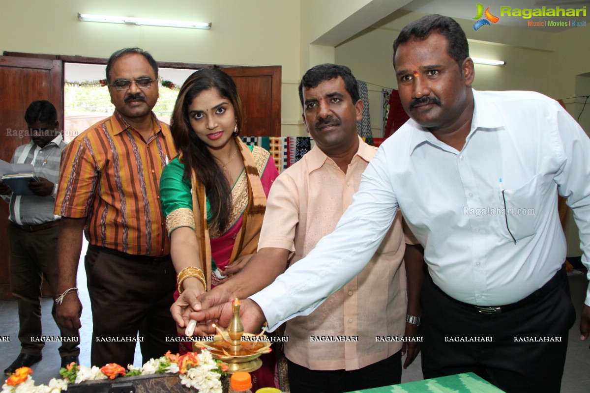 Karunya and Socialite Bina Mehta launches Pochampally IKAT Art Mela at Y.W.C.A, Secunderabad