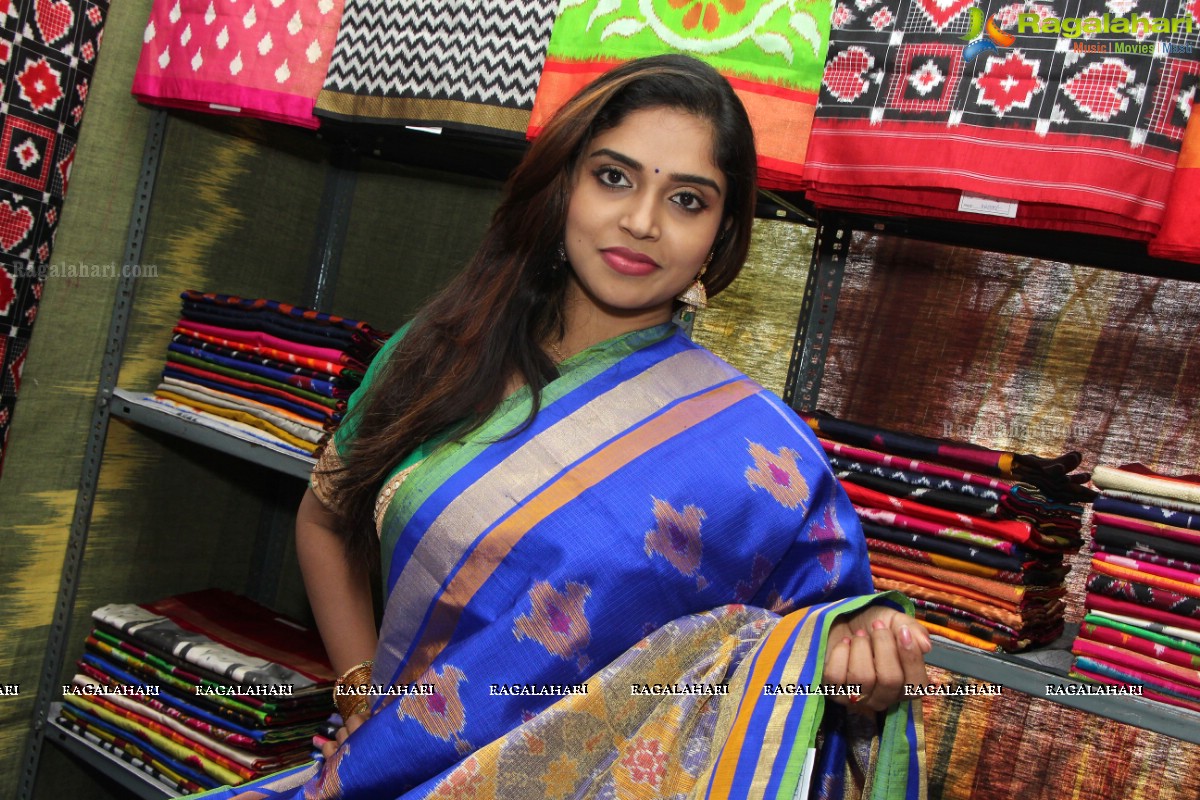 Karunya and Socialite Bina Mehta launches Pochampally IKAT Art Mela at Y.W.C.A, Secunderabad
