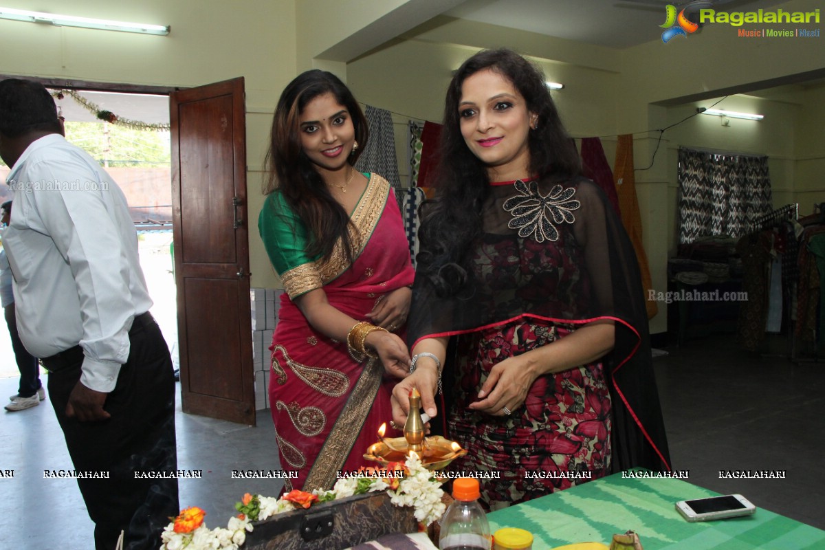 Karunya and Socialite Bina Mehta launches Pochampally IKAT Art Mela at Y.W.C.A, Secunderabad