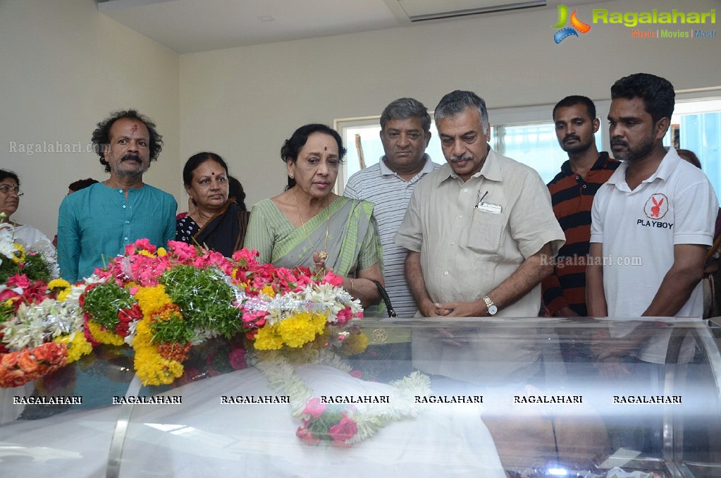 Celebrities pay condolence to C Narayana Reddy