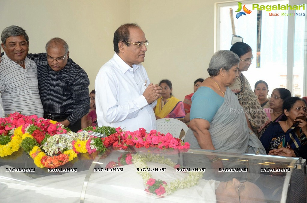 Celebrities pay condolence to C Narayana Reddy