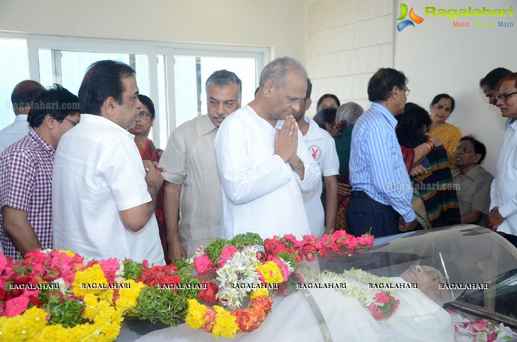 Celebrities pay condolence to C Narayana Reddy