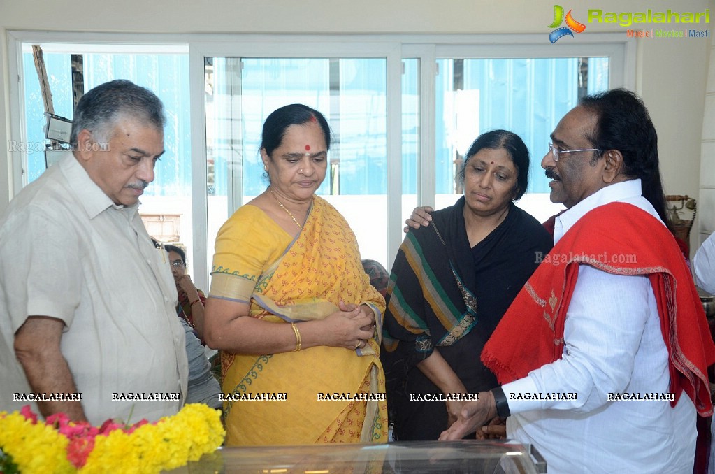 Celebrities pay condolence to C Narayana Reddy