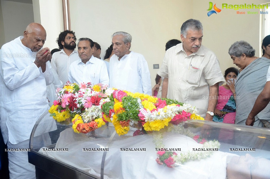 Celebrities pay condolence to C Narayana Reddy