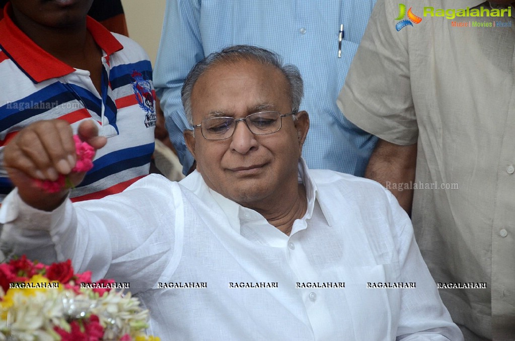 Celebrities pay condolence to C Narayana Reddy