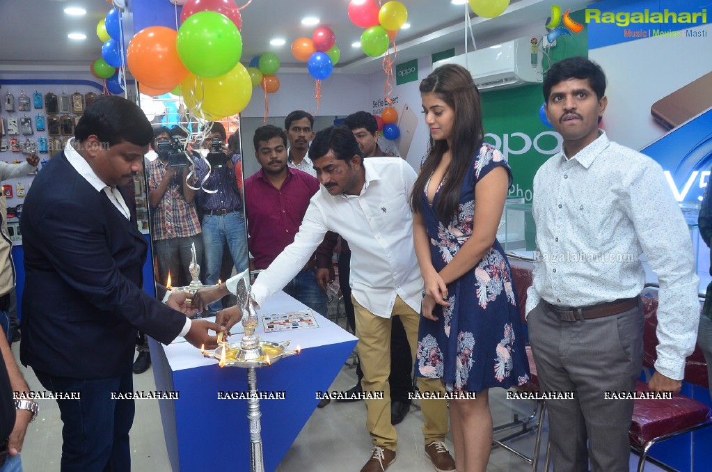 Yamini Bhaskar launches 38th Cellbay Store
