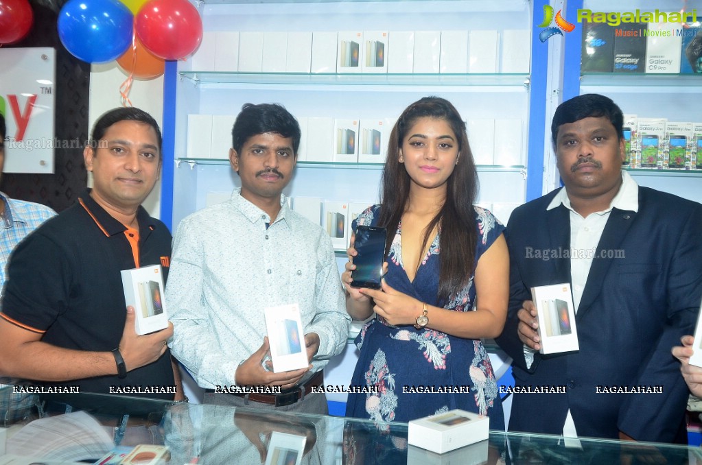 Yamini Bhaskar launches 38th Cellbay Store
