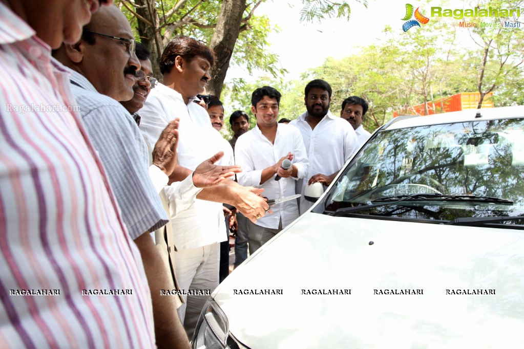 Mayor of Hyderabad Launches First E- taxis in Hyderabad