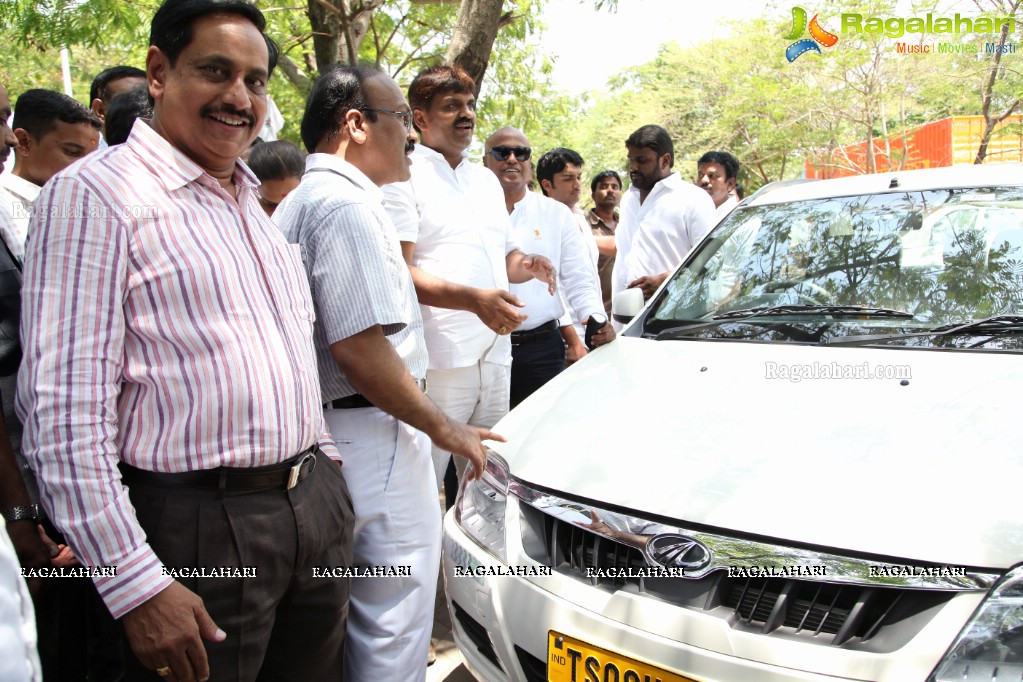 Mayor of Hyderabad Launches First E- taxis in Hyderabad