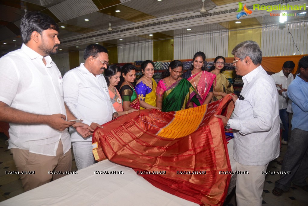 Pochampally IKAT Art Mela 2017 Launch at Sri Uma Ramalingeswara Swamyvari Kalyana Mandapam, Jampet