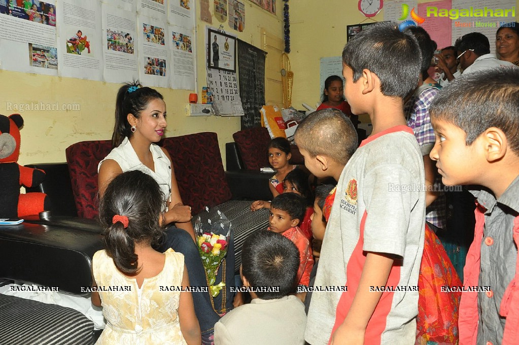 Sanjjanaa visits Serve Needy Voluntary Organization, Hyderabad