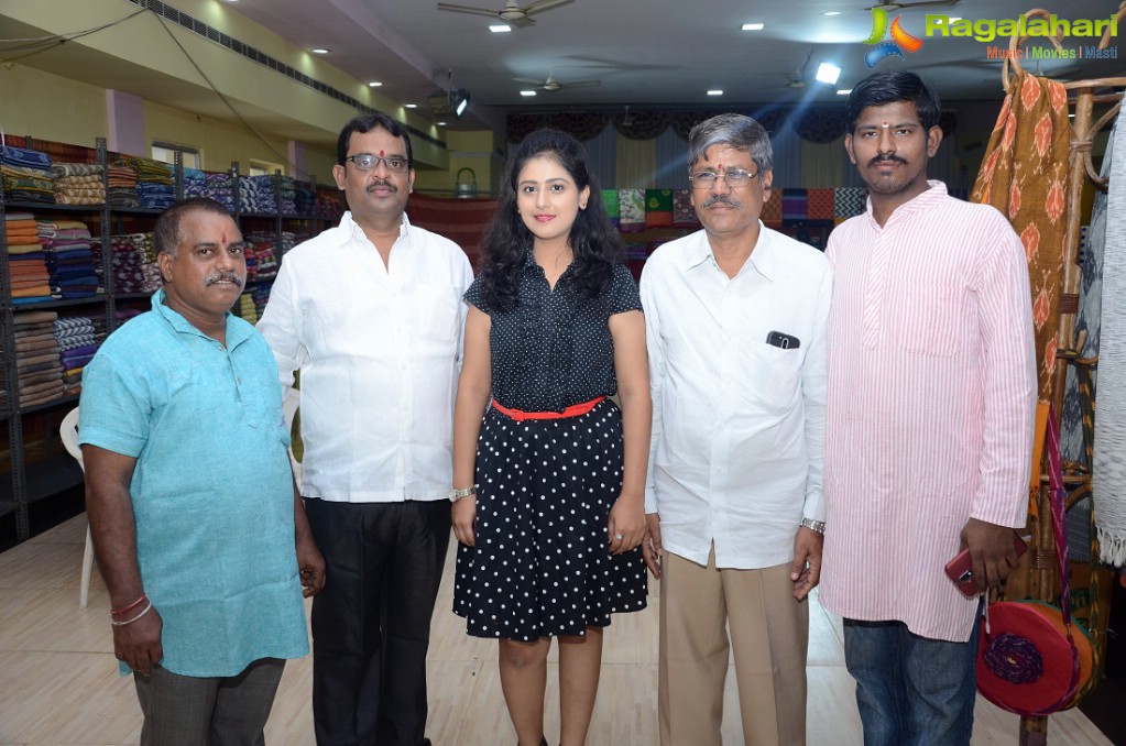 Sapna Prakash Chugani inaugurates Pochampally IKAT Art Mela