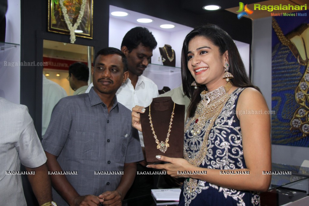 Jenny Honey inaugurates The Jewellery Expo at Novotel, Vizag