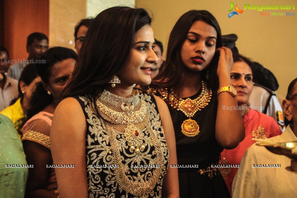 Jenny Honey inaugurates The Jewellery Expo at Novotel, Vizag