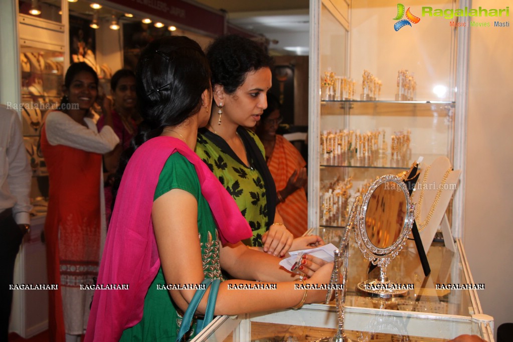 Jenny Honey inaugurates The Jewellery Expo at Novotel, Vizag