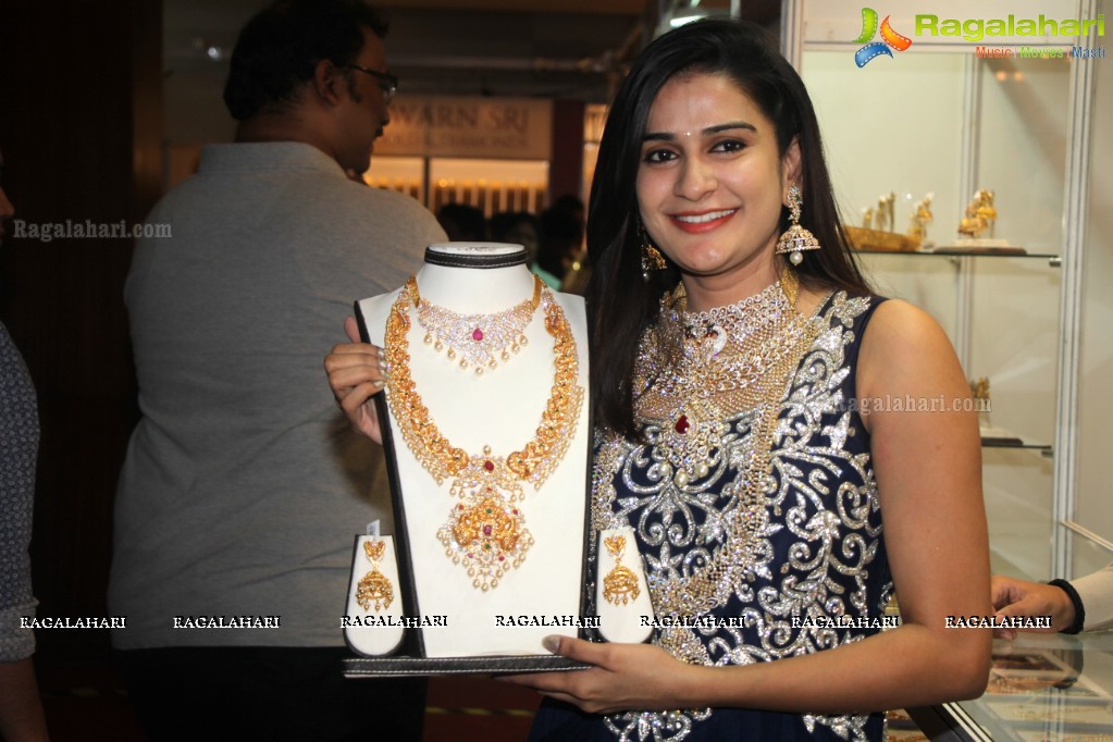 Jenny Honey inaugurates The Jewellery Expo at Novotel, Vizag