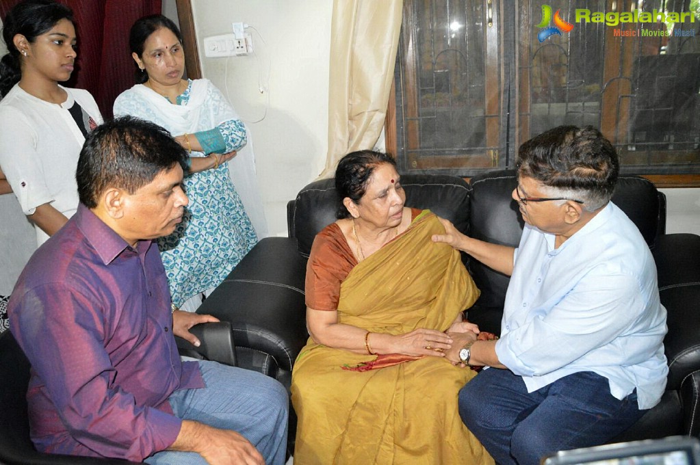 Chiranjeevi and Allu Aravind paid tribute to Nandagopal