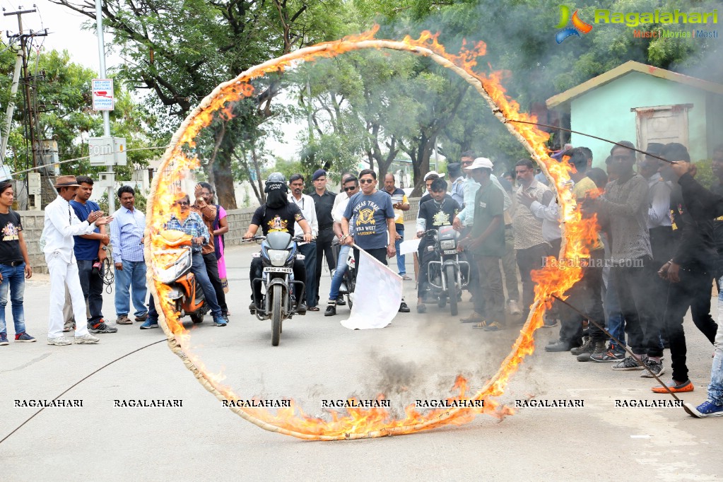 Blindfold Motor Cycle Ride by Magician Jadugar Anand at Sanjeevaiah Park