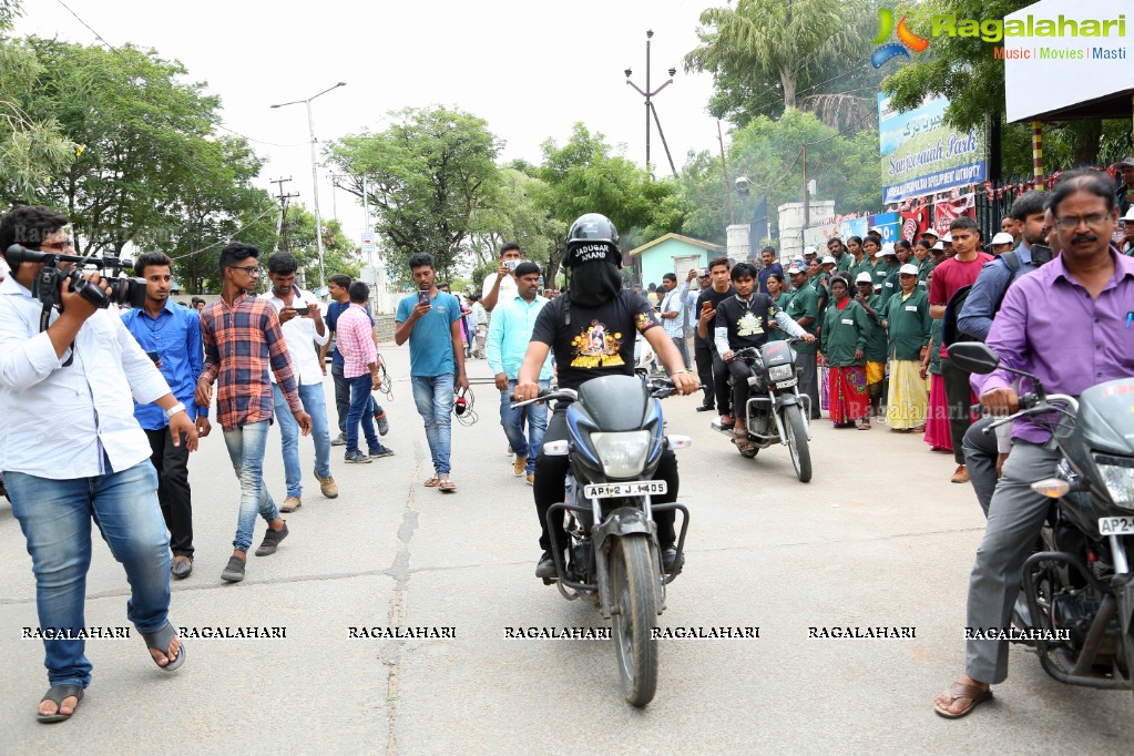 Blindfold Motor Cycle Ride by Magician Jadugar Anand at Sanjeevaiah Park