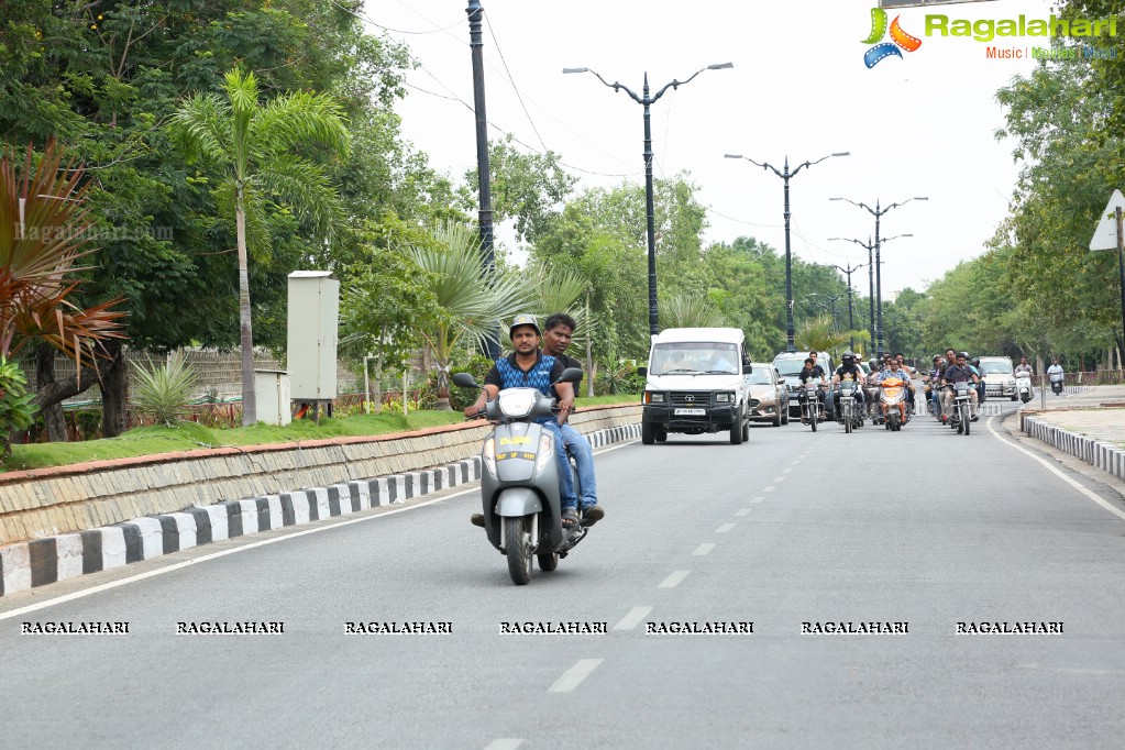 Blindfold Motor Cycle Ride by Magician Jadugar Anand at Sanjeevaiah Park