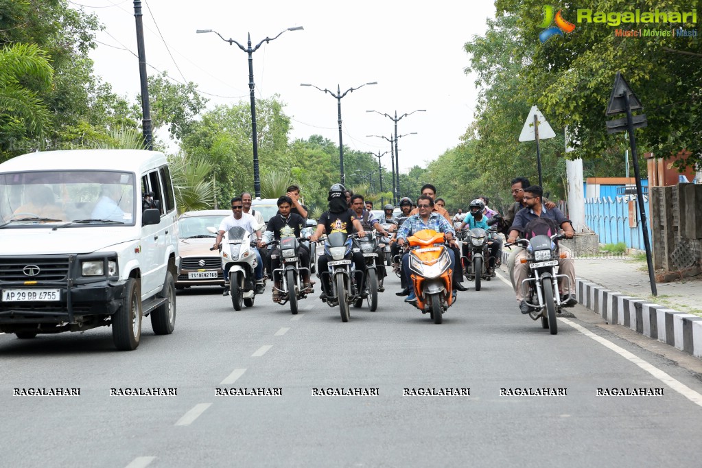 Blindfold Motor Cycle Ride by Magician Jadugar Anand at Sanjeevaiah Park