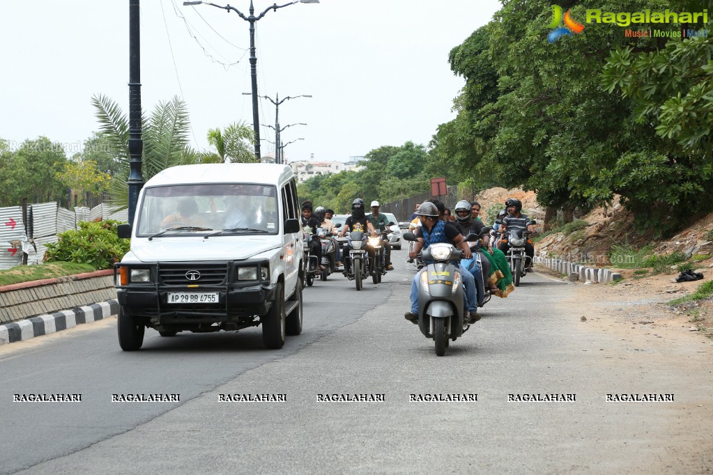 Blindfold Motor Cycle Ride by Magician Jadugar Anand at Sanjeevaiah Park