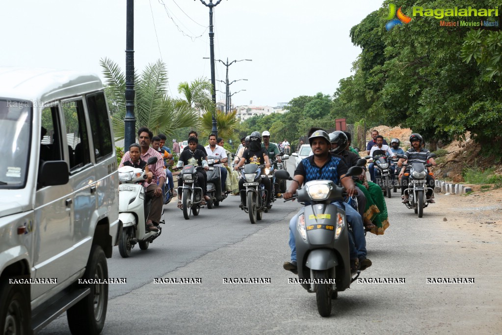 Blindfold Motor Cycle Ride by Magician Jadugar Anand at Sanjeevaiah Park