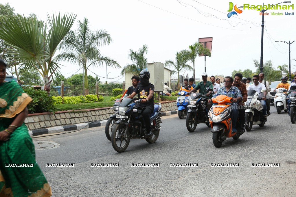 Blindfold Motor Cycle Ride by Magician Jadugar Anand at Sanjeevaiah Park