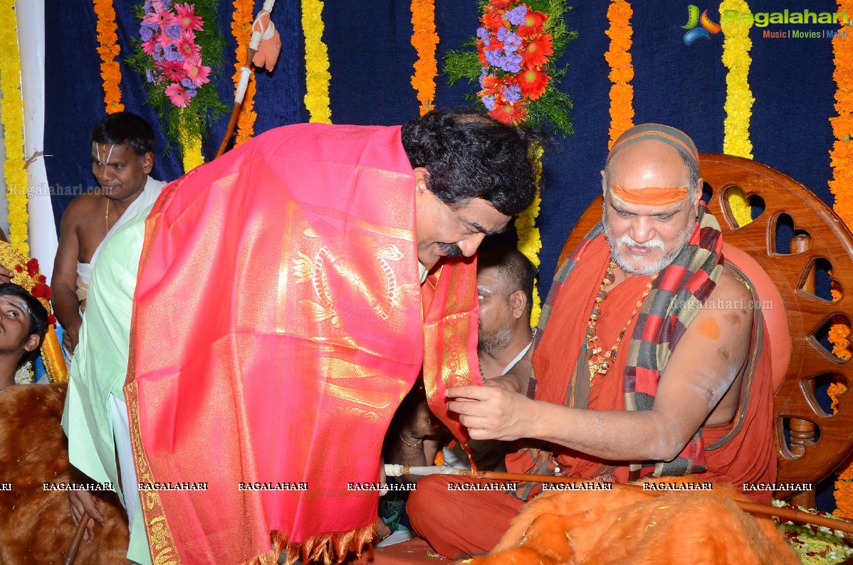 Vishaka Saradha Peetam Sri Swaroopananda Saraswathi, Sri Swathmaanandendra Saraswathi visit Filmnagar Temple