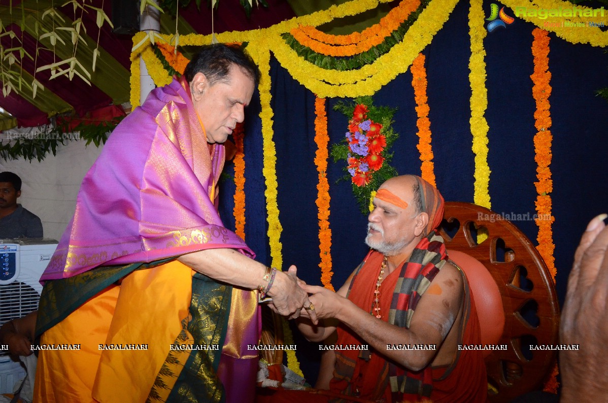 Vishaka Saradha Peetam Sri Swaroopananda Saraswathi, Sri Swathmaanandendra Saraswathi visit Filmnagar Temple