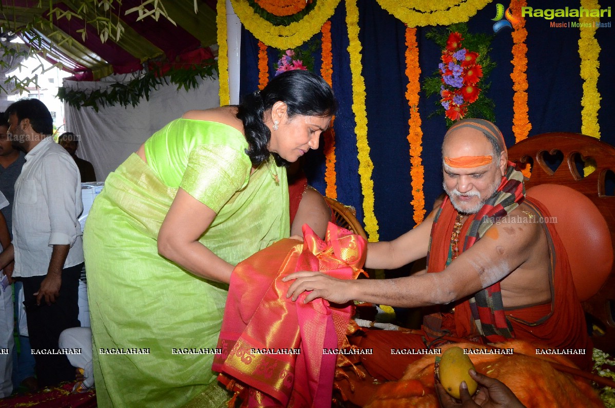 Vishaka Saradha Peetam Sri Swaroopananda Saraswathi, Sri Swathmaanandendra Saraswathi visit Filmnagar Temple