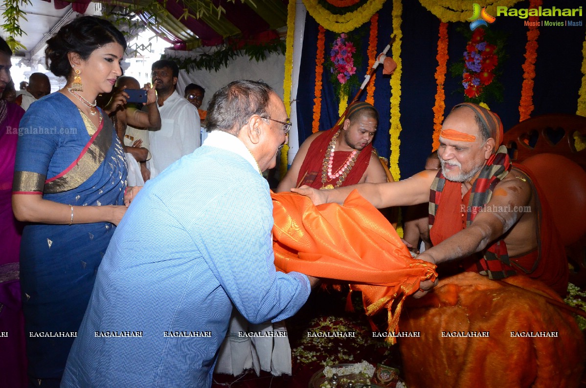 Vishaka Saradha Peetam Sri Swaroopananda Saraswathi, Sri Swathmaanandendra Saraswathi visit Filmnagar Temple