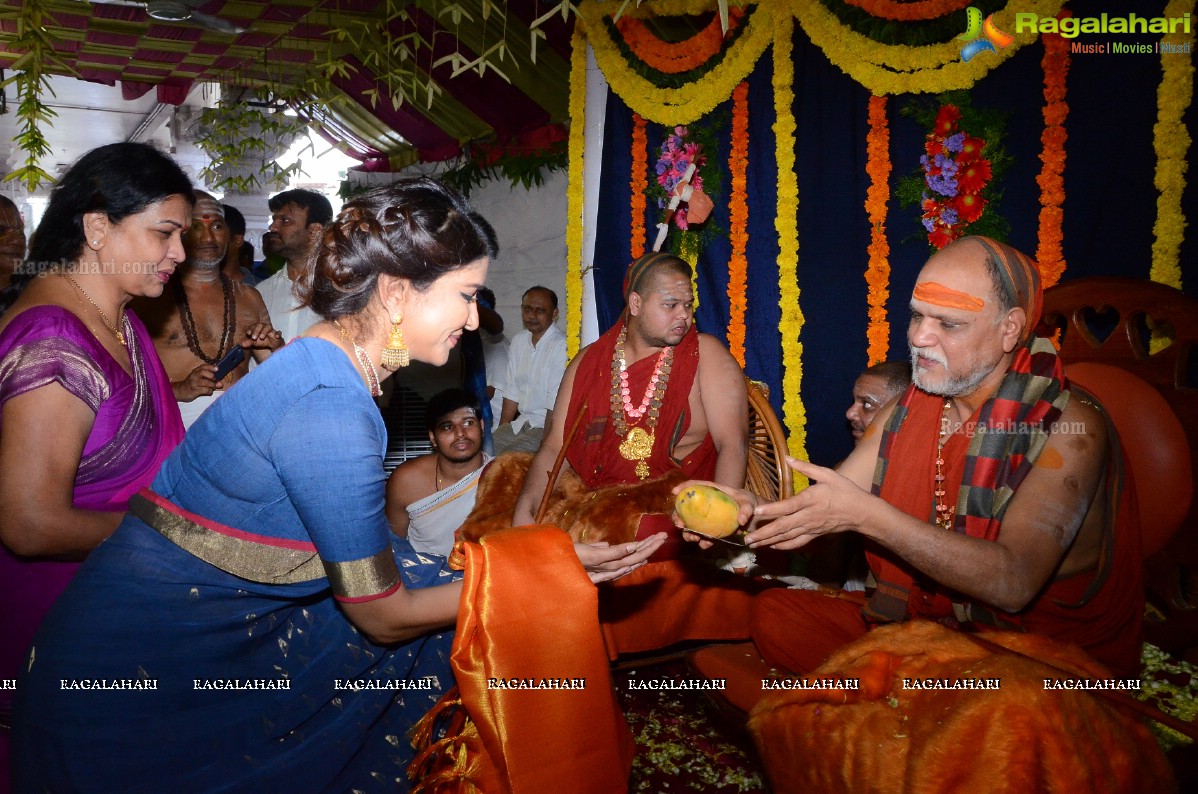 Vishaka Saradha Peetam Sri Swaroopananda Saraswathi, Sri Swathmaanandendra Saraswathi visit Filmnagar Temple