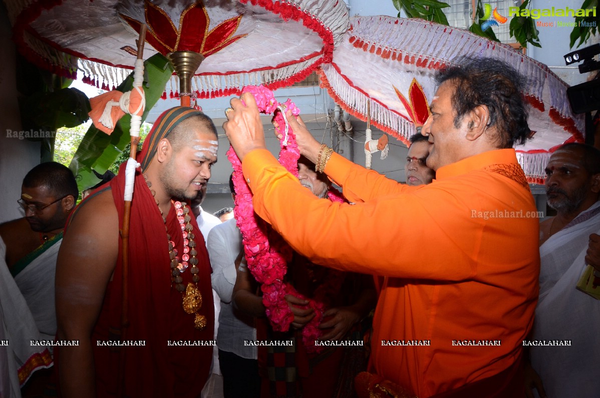 Vishaka Saradha Peetam Sri Swaroopananda Saraswathi, Sri Swathmaanandendra Saraswathi visit Filmnagar Temple