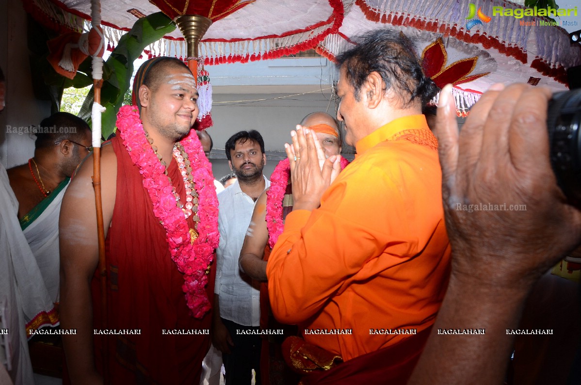 Vishaka Saradha Peetam Sri Swaroopananda Saraswathi, Sri Swathmaanandendra Saraswathi visit Filmnagar Temple