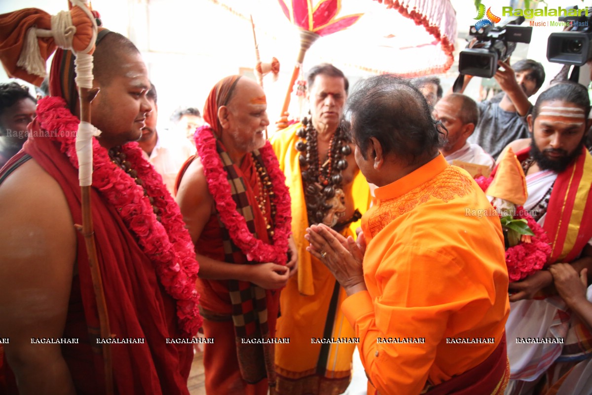 Vishaka Saradha Peetam Sri Swaroopananda Saraswathi, Sri Swathmaanandendra Saraswathi visit Filmnagar Temple