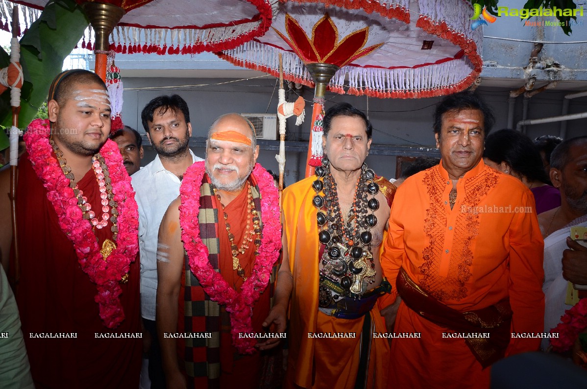 Vishaka Saradha Peetam Sri Swaroopananda Saraswathi, Sri Swathmaanandendra Saraswathi visit Filmnagar Temple