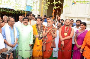 Vishaka Saradha Peetam Swami Visits Filmnagar Temple