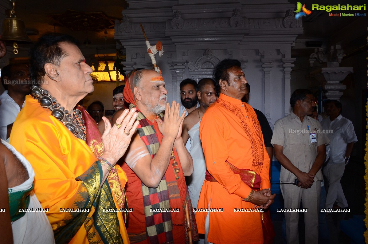 Vishaka Saradha Peetam Sri Swaroopananda Saraswathi, Sri Swathmaanandendra Saraswathi visit Filmnagar Temple