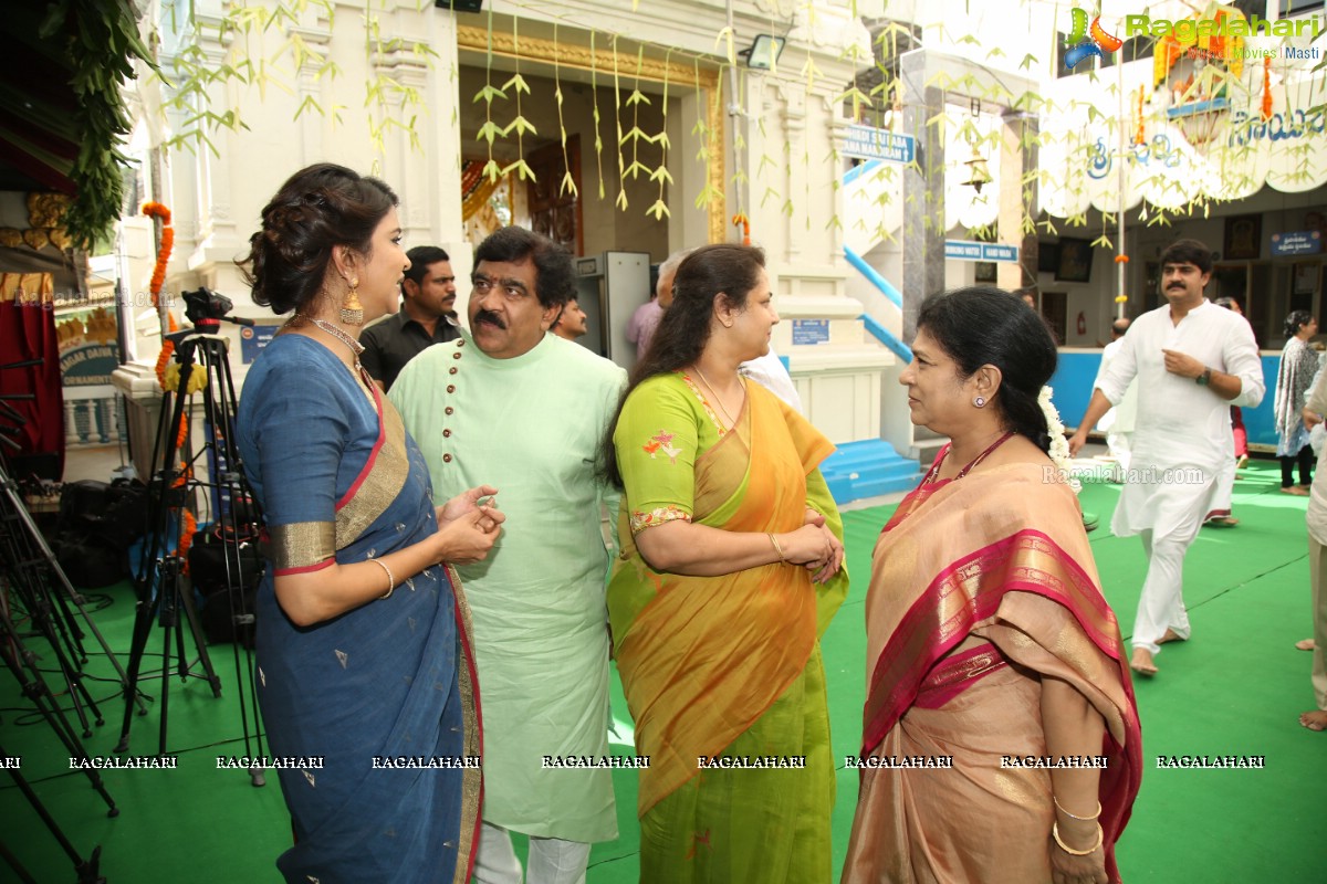 Vishaka Saradha Peetam Sri Swaroopananda Saraswathi, Sri Swathmaanandendra Saraswathi visit Filmnagar Temple