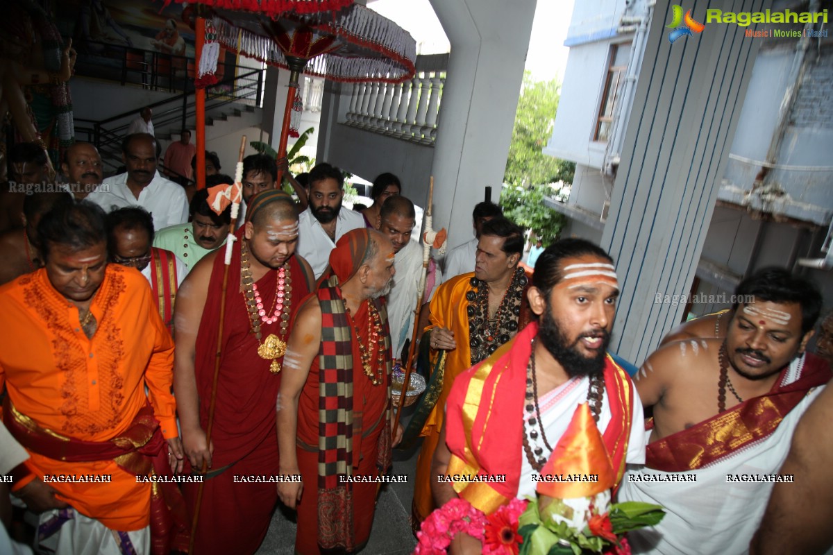 Vishaka Saradha Peetam Sri Swaroopananda Saraswathi, Sri Swathmaanandendra Saraswathi visit Filmnagar Temple