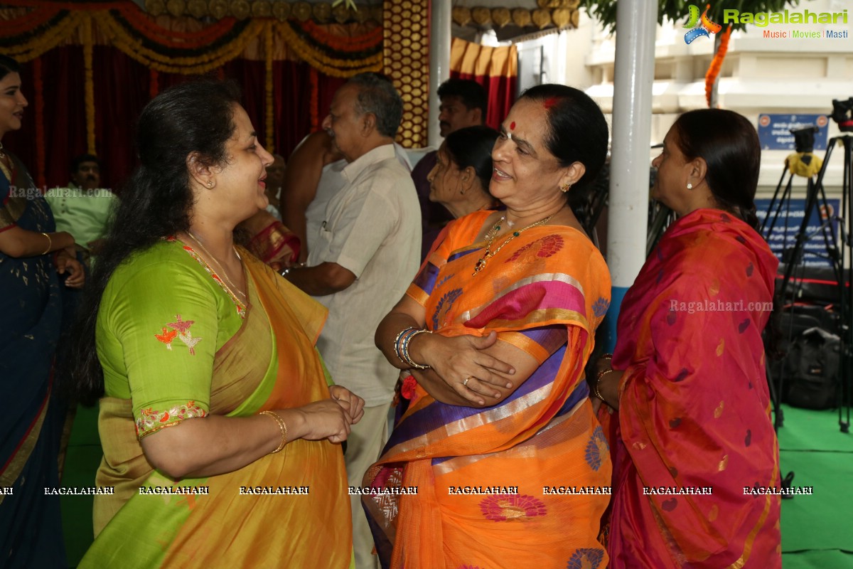 Vishaka Saradha Peetam Sri Swaroopananda Saraswathi, Sri Swathmaanandendra Saraswathi visit Filmnagar Temple