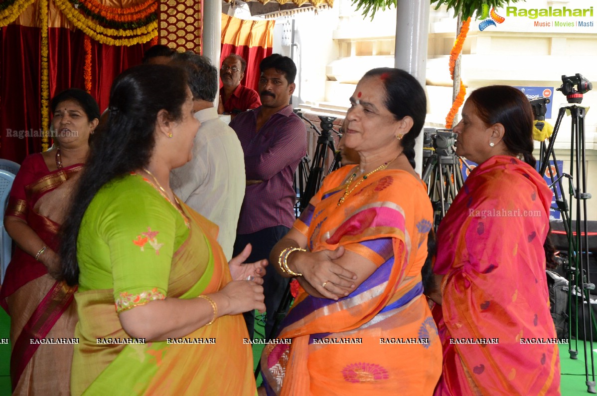 Vishaka Saradha Peetam Sri Swaroopananda Saraswathi, Sri Swathmaanandendra Saraswathi visit Filmnagar Temple