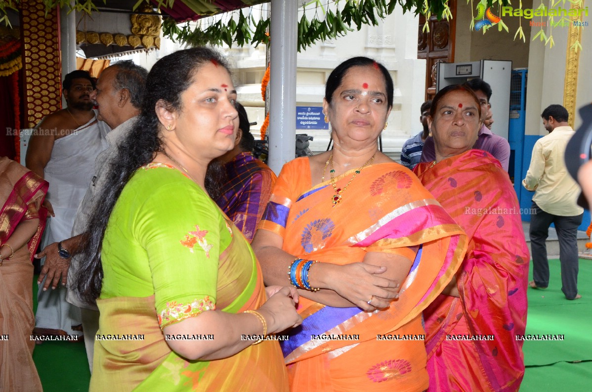 Vishaka Saradha Peetam Sri Swaroopananda Saraswathi, Sri Swathmaanandendra Saraswathi visit Filmnagar Temple