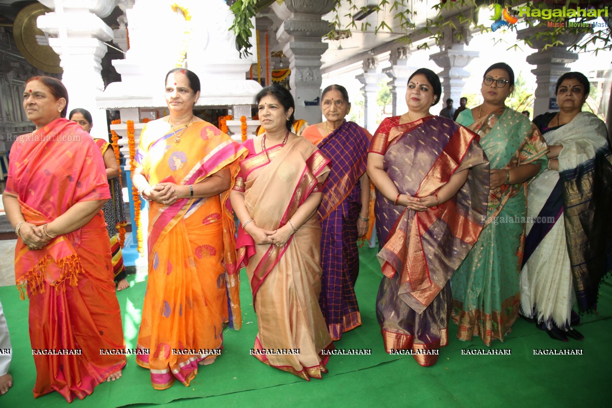 Vishaka Saradha Peetam Sri Swaroopananda Saraswathi, Sri Swathmaanandendra Saraswathi visit Filmnagar Temple