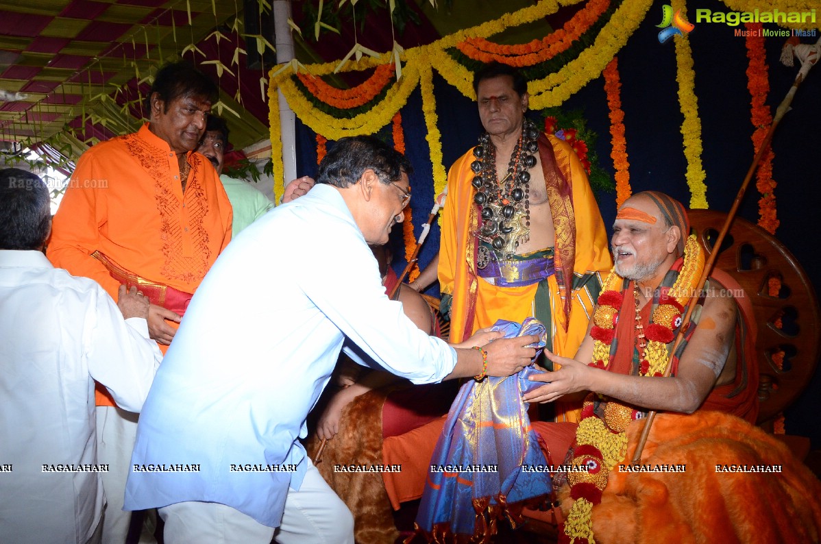 Vishaka Saradha Peetam Sri Swaroopananda Saraswathi, Sri Swathmaanandendra Saraswathi visit Filmnagar Temple